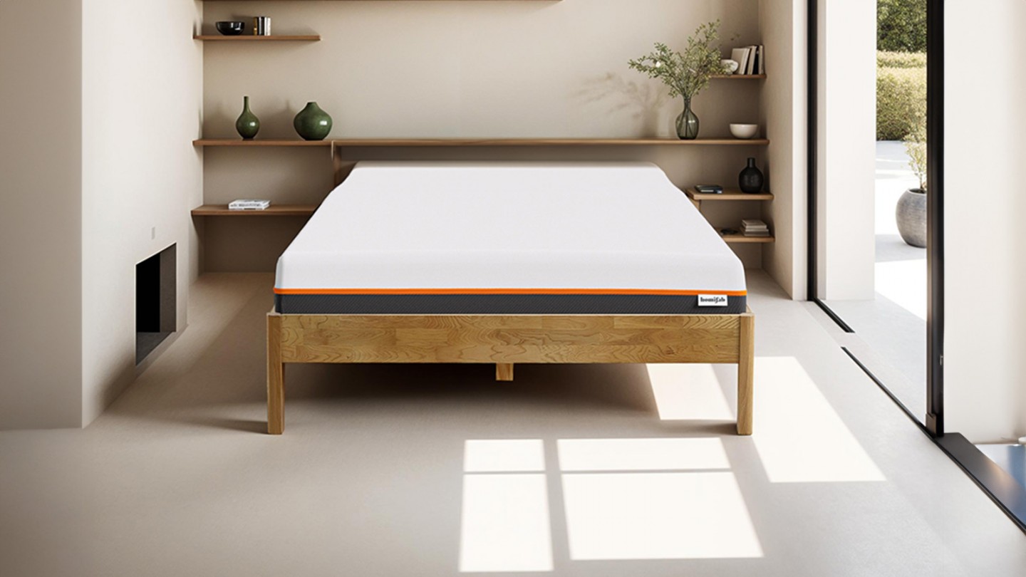 Ensemble lit 160x200 en chêne massif Aina + Matelas mousse gel à mémoire de forme, double confort - Dual Confort